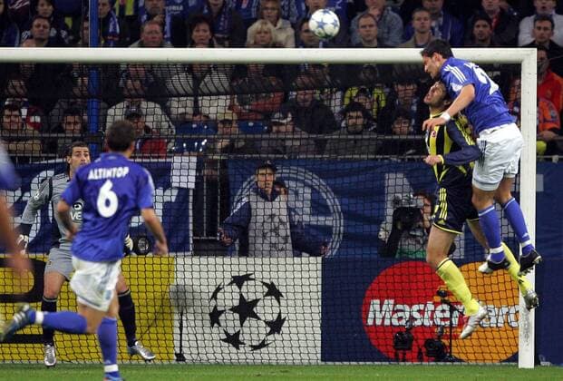 Kevin Kuranyi (Schalke, re.) erzielt per Kopf das 1:0 gegen Fabio Luciano und Torwart Volkan Demirel (beide Fenerbahce) Fußball EC 1 Herren Champions League 2005 2006, FC Schalke 04 - Fenerbahce Istanbul 2:0 Gruppe Gelsenkirchen Dynamik,