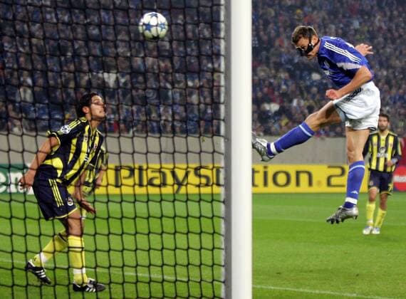 Ebbe Sand (Schalke) erzielt per Kopf das 2:0, li. Önder Turaci (Fenerbahce) Fußball EC 1 Herren Champions League 2005 2006, FC Schalke 04 - Fenerbahce Istanbul 2:0 Gruppe Gelsenkirchen Dynamik, Höhe,
