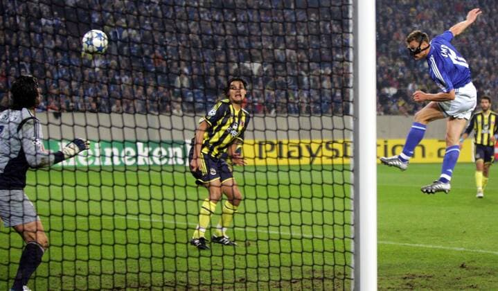 Ebbe Sand (Schalke, re.) erzielt per Kopf das 2:0 gegen Önder Turaci und Torwart Volkan Demirel (beide Fenerbahce) Fußball EC 1 Herren Champions League 2005 2006, FC Schalke 04 - Fenerbahce Istanbul 2:0 Gruppe Gelsenkirchen Dynamik,