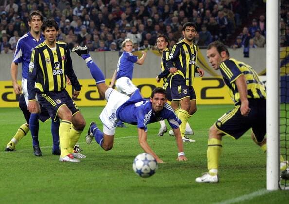 Kevin Kuranyi (Schalke, 2. v. re.) verpasst mit seinem Flugkopfball knapp das Tor, Serkan Balci (am Pfosten) muss nicht eingreifen, daneben Fabio Luciano (beide Fenerbahce, 2. v. li.) und Mladen Krstajic (Schalke, li.) Fußball EC 1 Herren Champions League 2005 2006, FC Schalke 04 - Fenerbahce Istanbul 2:0 Gruppe Gelsenkirchen Dynamik,