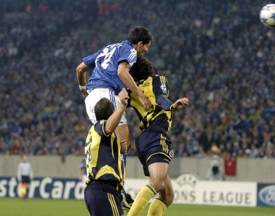 Kevin Kuranyi (Schalke, Mitte) erzielt per Kopfball den Treffer zum 1:0 gegen Fabio Luciano (re.) und Serkan Balci (beide Fenerbahce) Fußball EC 1 Herren Champions League 2005 2006, FC Schalke 04 - Fenerbahce Istanbul 2:0 Gruppe Gelsenkirchen Dynamik, Kampf,