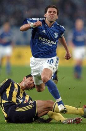 Lincoln (Schalke, vorn) wird von Fabio Luciano (Fenerbahce) gefoult Fußball EC 1 Herren Champions League 2005 2006, FC Schalke 04 - Fenerbahce Istanbul 2:0 Gruppe Gelsenkirchen Dynamik, Kampf,