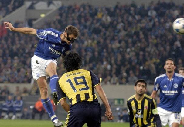 Ebbe Sand (Schalke) erzielt per Kopfball den Treffer zum 2:0, vorn Önder Turaci (Fenerbahce) Fußball EC 1 Herren Champions League 2005 2006, FC Schalke 04 - Fenerbahce Istanbul 2:0 Gruppe Gelsenkirchen Dynamik,