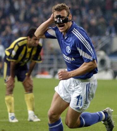 Ebbe Sand (Schalke) - Torjubel, hi. ein enttäuschter Spieler von Fenerbahce Fußball EC 1 Herren Champions League 2005 2006, FC Schalke 04 - Fenerbahce Istanbul 2:0 Gruppe Gelsenkirchen Begeisterung, Enttäuschung, Freude,