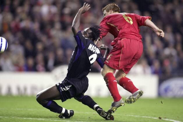Mbo Mpenza (Anderlecht, li.) gegen John Arne Riise (Liverpool) -  Fußball EC 1 Herren Champions League 2005 2006, FC Liverpool - RSC Anderlecht 3:0 Gruppe Liverpool Dynamik, Kampf,