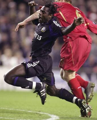 Mbo Mpenza (Anderlecht, li.) gegen John Arne Riise (Liverpool) -  Fußball EC 1 Herren Champions League 2005 2006, FC Liverpool - RSC Anderlecht 3:0 Gruppe Liverpool Dynamik, Kampf,