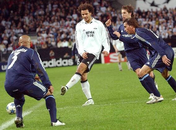 Daniel Braaten (2.v.li., Trondheim) gegen Francisco Pavon (re.), Sergio Ramos (2.v.re.) und Roberto Carlos (alle Real Madrid) -  Fußball EC 1 Herren Champions League 2005 2006, Rosenborg Trondheim BK - Real Madrid CF 0:2, Vdig Gruppe Trondheim