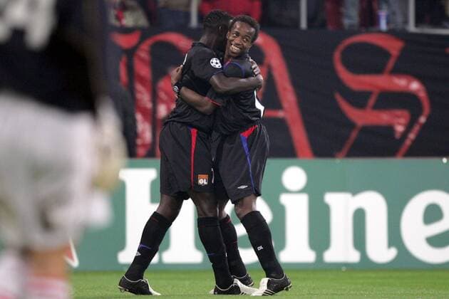 Sidney Govou (re.) und Mahamadou Diarra (beide Lyon) - Torjubel Fußball EC 1 Herren Champions League 2005 2006, Olympiakos Piräus - Olympique Lyonnais 1:4, OL Gruppe pan11323 Piräus Freude,  