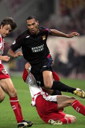 John Carew (Lyon) wird gefoult Fußball EC 1 Herren Champions League 2005 2006, Olympiakos Piräus - Olympique Lyonnais 1:4, OL Gruppe pan11323 Piräus Dynamik,  