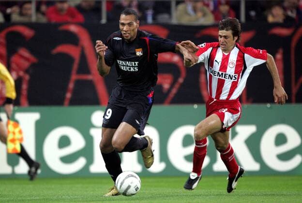 John Carew (Lyon, li.) gegen Athanasios Kostoulas (Piräus) Fußball EC 1 Herren Champions League 2005 2006, Olympiakos Piräus - Olympique Lyonnais 1:4, OL Gruppe pan11323 Piräus Dynamik, Anstrengung  