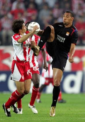 John Carew (Lyon, re.) mit gefährlich hohem Bein gegen Athanasios Kostoulas (Piräus) Fußball EC 1 Herren Champions League 2005 2006, Olympiakos Piräus - Olympique Lyonnais 1:4, OL Gruppe pan11323 Piräus Dynamik,  