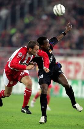 Sidney Govou (Lyon, re.) gegen Georgios Anatolakis (Piräus) Fußball EC 1 Herren Champions League 2005 2006, Olympiakos Piräus - Olympique Lyonnais 1:4, OL Gruppe pan11323 Piräus Dynamik,  