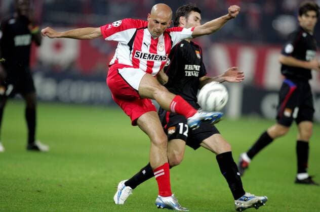 Predrag Djordjevic (Piräus, li.) gegen Anthony Reveillere (Lyon) Fußball EC 1 Herren Champions League 2005 2006, Olympiakos Piräus - Olympique Lyonnais 1:4, OL Gruppe pan11323 Piräus Dynamik,  