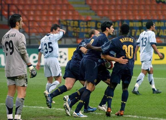 Torjubel Inter, v. re.: Obafemi Martins, Julio Ricardo Cruz und Cambiasso, daneben die enttäuschten Marek Cech und Torwart Vitor Baia (beide Porto) Fußball EC 1 Herren Champions League 2005 2006, FC Internazionale Mailand - FC Porto 2:1 Gruppe Mailand Freude,