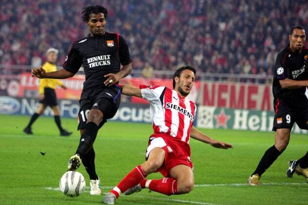 Florent Malouda (Lyon, li.) gegen Pantelis Kafes (Piräus) Fußball EC 1 Herren Champions League 2005 2006, Olympiakos Piräus - Olympique Lyonnais 1:4, OL Gruppe pan11323 Piräus Dynamik,  