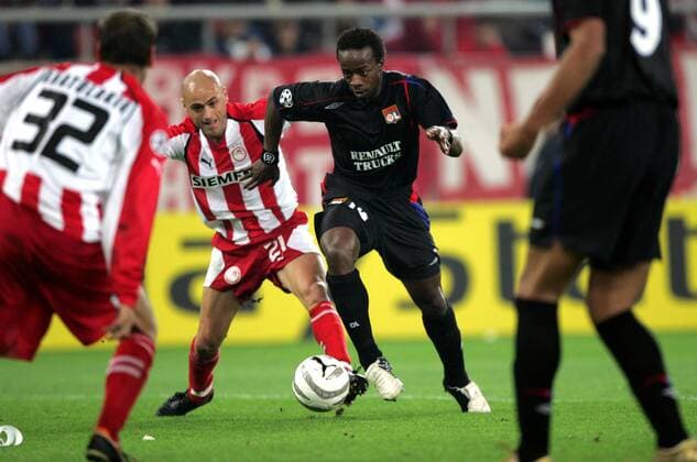 Sidney Govou (Lyon, re.) gegen Predrag Djordjevic (Piräus) Fußball EC 1 Herren Champions League 2005 2006, Olympiakos Piräus - Olympique Lyonnais 1:4, OL Gruppe pan11323 Piräus Dynamik, Kampf  