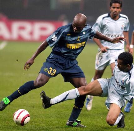 Pierre Wome (Inter, li.) gegen Jose Bosingwa (Porto) Fußball EC 1 Herren Champions League 2005 2006, FC Internazionale Mailand - FC Porto 2:1 Gruppe Mailand Dynamik,