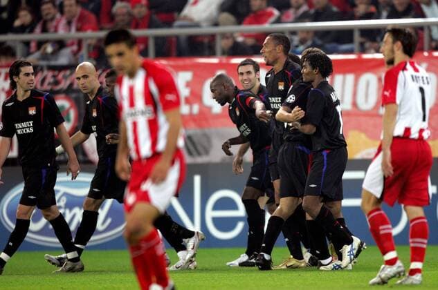 Mannschaftsjubel Lyon, davor enttäuschte Spieler von Olympiakos Piräus Fußball EC 1 Herren Champions League 2005 2006, Olympiakos Piräus - Olympique Lyonnais 1:4, OL Gruppe pan11323 Piräus Freude, Enttäuschung,  