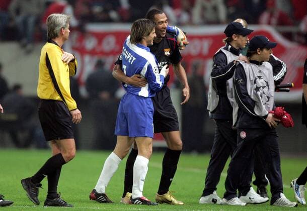 Schlussjubel Lyon: Torwart Gregory Coupet (2.v.li.) und John Carew (Mitte, beide Lyon) freuen sich, dahinter Schiedsrichter Peter Fröjdfeldt (Schweden) Fußball EC 1 Herren Champions League 2005 2006, Olympique Lyonnais, OL Gruppe pan11323 Piräus Freude,  