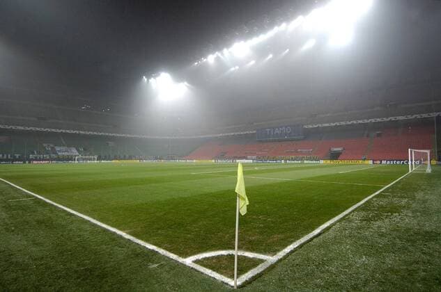 Inter Mailand muss sein Champions League Heimspiel im Giuseppe Meazza Stadion unter Ausschluss der Öffentlichkeit austragen Fußball EC 1 Herren Champions League 2005 2006, FC Internazionale Mailand, Stadion, Fußballstadion, innen, Innenansicht Totale San Siro, Abendspiel Mailand