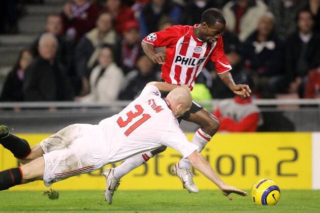 Jaap Stam (Milan, li.) hält DaMarcus Beasley (Eindhoven) im Fallen fest -  Fußball EC 1 Herren Champions League 2005 2006, PSV Eindhoven - AC Mailand 1:0 Gruppe Eindhoven Dynamik, Kampf,