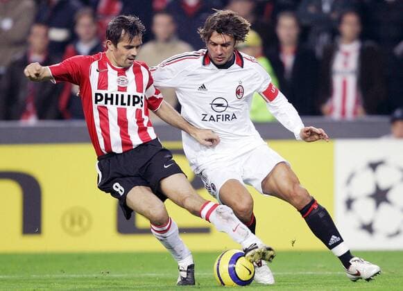 Philip Cocu (Eindhoven, li.) gegen Paolo Maldini (Milan) -  Fußball EC 1 Herren Champions League 2005 2006, PSV Eindhoven - AC Mailand 1:0 Gruppe Eindhoven Dynamik,