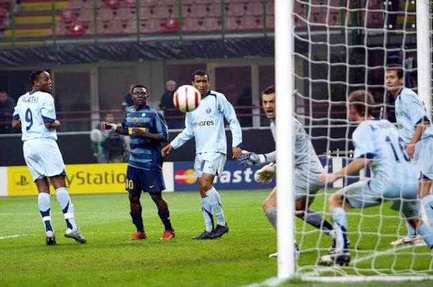 Torwart Vitor Baia verfolgt gebannt den Ball, auch Benedict McCarthy (li.), Jose Bosingwa (alle Porto, Mitte) und Obafemi Martins (Inter, 2. v. li.) zittern mit Fußball EC 1 Herren Champions League 2005 2006, FC Internazionale Mailand - FC Porto 2:1 Gruppe pan11325 Mailand Spannung,  