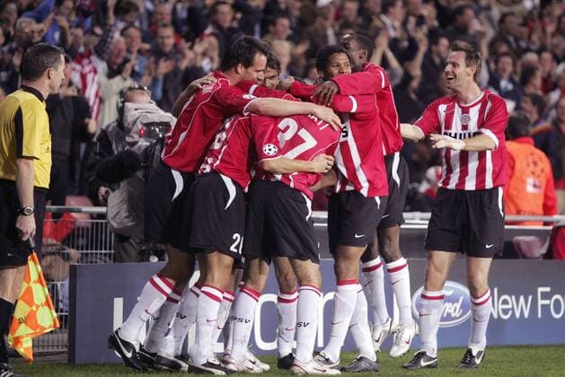 Mannschaftsjubel Eindhoven, daneben Linienrichter Philip Sharp (England) -  Fußball EC 1 Herren Champions League 2005 2006, PSV Eindhoven Gruppe Eindhoven Freude,
