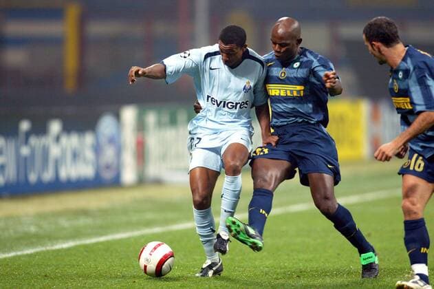 Alan (Porto, li.) gegen Pierre Wome (Inter) Fußball EC 1 Herren Champions League 2005 2006, FC Internazionale Mailand - FC Porto 2:1 Gruppe pan11325 Mailand Dynamik,  
