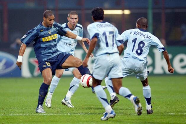 Adriano (Inter, li.) gegen Paulo Assuncao (18) und Pepe (beide Porto, hi.) Fußball EC 1 Herren Champions League 2005 2006, FC Internazionale Mailand - FC Porto 2:1 Gruppe pan11325 Mailand Dynamik,  