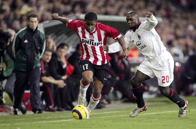 Jefferson Farfan (Eindhoven, li.) gegen Clarence Seedorf (Milan) -  Fußball EC 1 Herren Champions League 2005 2006, PSV Eindhoven - AC Mailand 1:0 Gruppe Eindhoven Dynamik,