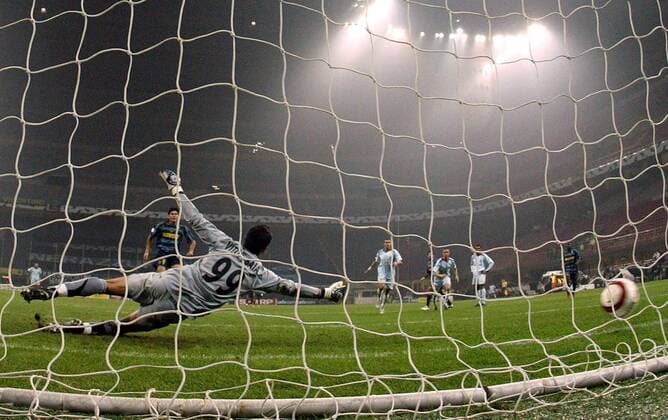 Torwart Vitor Baia (Porto) hat beim Elfmeter zum 1:1 durch Julio Ricardo Cruz (Inter) keine Abwehrchance -  Fußball EC 1 Herren Champions League 2005 2006, FC Internazionale Mailand - FC Porto 2:1 Totale Mailand
