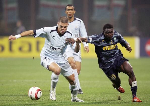 Pepe (Porto, li.) gegen Obafemi Martins (Inter) -  Fußball EC 1 Herren Champions League 2005 2006, FC Internazionale Mailand - FC Porto 2:1 Gruppe Mailand Dynamik,