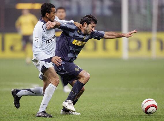 Luis Figo (Inter, re.) gegen Jose Bosingwa (Porto) -  Fußball EC 1 Herren Champions League 2005 2006, FC Internazionale Mailand - FC Porto 2:1 Gruppe Mailand Dynamik, Kampf,
