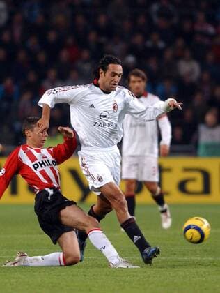 Alessandro Nesta (Milan, re.) gegen Ismail Aissati (Eindhoven) Fußball EC 1 Herren Champions League 2005 2006, PSV Eindhoven - AC Mailand 1:0 Gruppe Eindhoven Dynamik,
