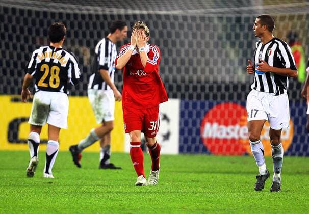 Bastian Schweinsteiger (Bayern, Mitte) enttäuscht zwischen David Trezeguet (re.) und Cannavaro (beide Juventus) Fußball EC 1 Herren Champions League 2005 2006, Juventus Turin - FC Bayern München 2:1, Juve Gruppe Turin Enttäuschung,