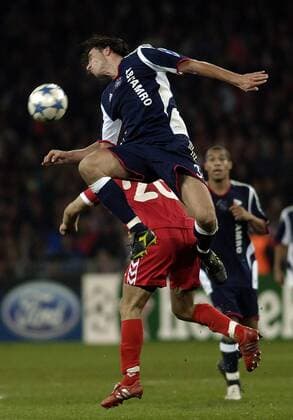 Zdenek Grygera (Ajax, vorn) gegen Mauro Lustrinelli (Thun) Fußball EC 1 Herren Champions League 2005 2006, FC Thun - Ajax Amsterdam 2:4 Gruppe Thun Dynamik, Höhe, Kampf,