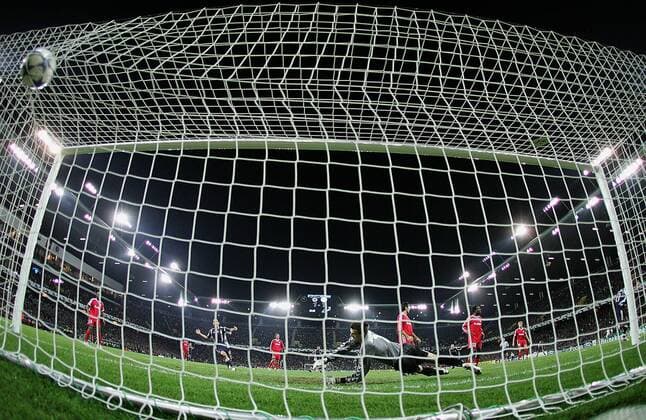 Der Ball ist im Netz - Torwart Eldin Jakupovic (Thun) ohne Chance Fußball EC 1 Herren Champions League 2005 2006, FC Thun - Ajax Amsterdam 2:4 Totale Bern Dynamik,