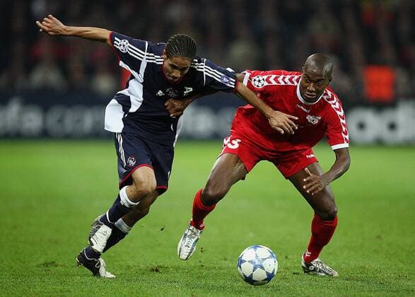 Steven Pienaar (Ajax, li.) gegen Jose Goncalves (Thun) Fußball EC 1 Herren Champions League 2005 2006, FC Thun - Ajax Amsterdam 2:4 Gruppe Bern Dynamik,