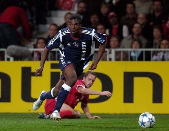Ryan Babel (Ajax, vorn) kann Alen Orman (Thun) hinter sich lassen Fußball EC 1 Herren Champions League 2005 2006, FC Thun - Ajax Amsterdam 2:4 Gruppe Thun Dynamik,