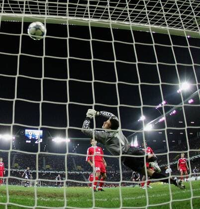 Torwart Eldin Jakupovic (Thun) beim Gegentor machtlos Fußball EC 1 Herren Champions League 2005 2006, FC Thun - Ajax Amsterdam 2:4 Totale Bern Dynamik,