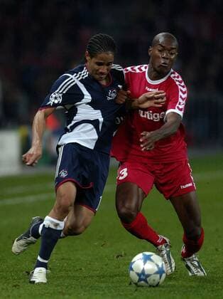 Steven Pienaar (Ajax, li.) gegen Jose Goncalves (Thun) Fußball EC 1 Herren Champions League 2005 2006, FC Thun - Ajax Amsterdam 2:4 Gruppe Thun Dynamik, Kampf,
