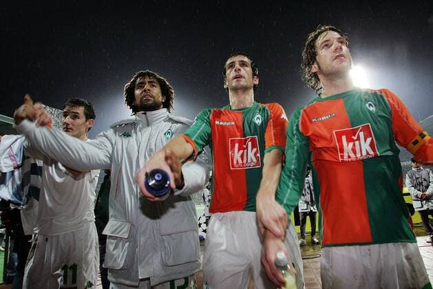 Bremer Spieler bedanken sich bei den Anhängern, v. re.: Torsten Frings, Johan Micoud, Patrick Owomoyela und Miroslav Klose Fußball EC 1 Herren Champions League 2005 2006, SV Werder Bremen Gruppe Bremen Freude,