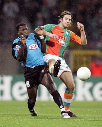 Torsten Frings (Bremen, re.) geht entschlossen ins Duell gegen Ali Sulley Muntari (Udine) Fußball EC 1 Herren Champions League 2005 2006, SV Werder Bremen - Udinese Calcio 4:3 Gruppe Bremen Dynamik, Kampf,