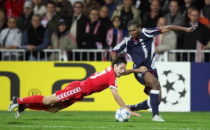Nelson Ferreira (Thun, li.) wird von Ryan Babel (Ajax) zu Fall gebracht Fußball EC 1 Herren Champions League 2005 2006, FC Thun - Ajax Amsterdam 2:4 Gruppe Bern Dynamik, Kampf,
