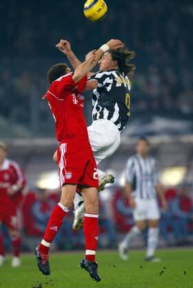 Zlatan Ibrahimovic (Juventus, re.) gegen Valerien Ismael (Bayern) Fußball EC 1 Herren Champions League 2005 2006, Juventus Turin - FC Bayern München 2:1, Juve Gruppe Turin Dynamik,