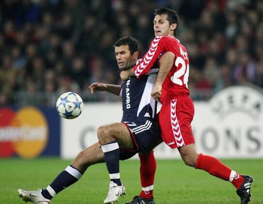 Yannis Anastasiou (Ajax, li.) gegen Selver Hodzic (Thun) Fußball EC 1 Herren Champions League 2005 2006, FC Thun - Ajax Amsterdam 2:4 Gruppe Bern Dynamik, Kampf,
