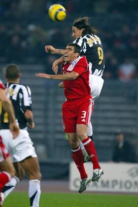 Lucio (Bayern, li.) gegen Zlatan Ibrahimovic (Juventus) Fußball EC 1 Herren Champions League 2005 2006, Juventus Turin - FC Bayern München 2:1, Juve Gruppe Turin Dynamik,