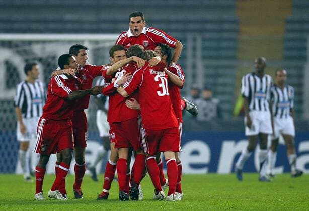 Torjubel Bayern mit Ze Roberto (li.), Roy Makaay (2.v.li.) und Lucio (hi.) Fußball EC 1 Herren Champions League 2005 2006, Juventus Turin - FC Bayern München 2:1, Juve Gruppe Turin Freude, Begeisterung,