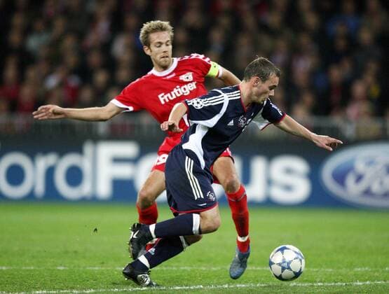 Wesley Sneijder (Ajax, vorn) gegen Silvan Aegerter (Thun) Fußball EC 1 Herren Champions League 2005 2006, FC Thun - Ajax Amsterdam 2:4 Gruppe Bern Dynamik,